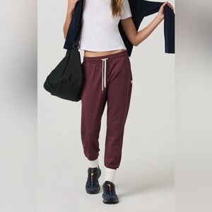 Vuori performance jogger Heather fig size small
